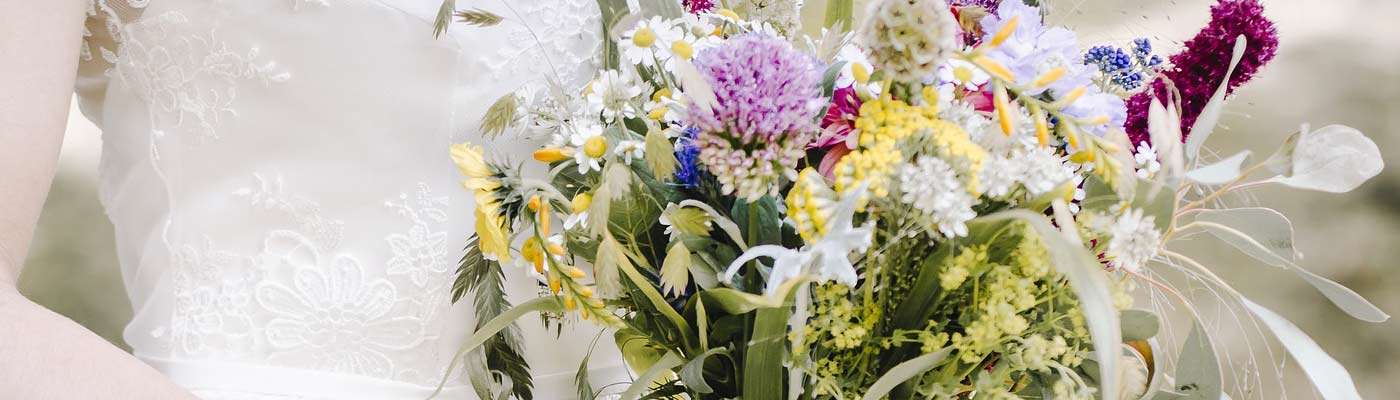 Blumen und Dekoration für die Hochzeit